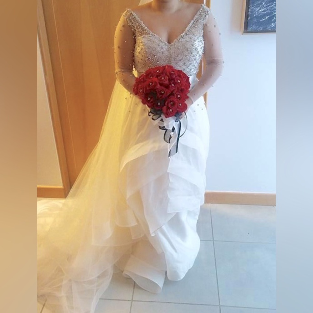 Wedding Dress with veil made by the famous designer Luis Antonio